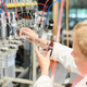 Margot Kuitems, primera autora del estudio y científica de la Universidad de Groningen, preparando muestras en la instalación de radiocarbono del Centro de Investigación de Isótopos, Groningen, Países Bajos
